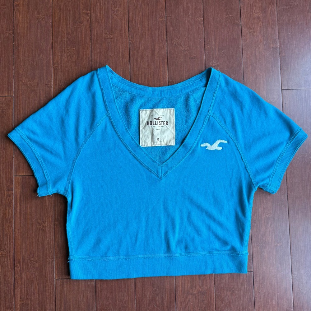 Hollister Cropped V Neck‎ Tee Shirt